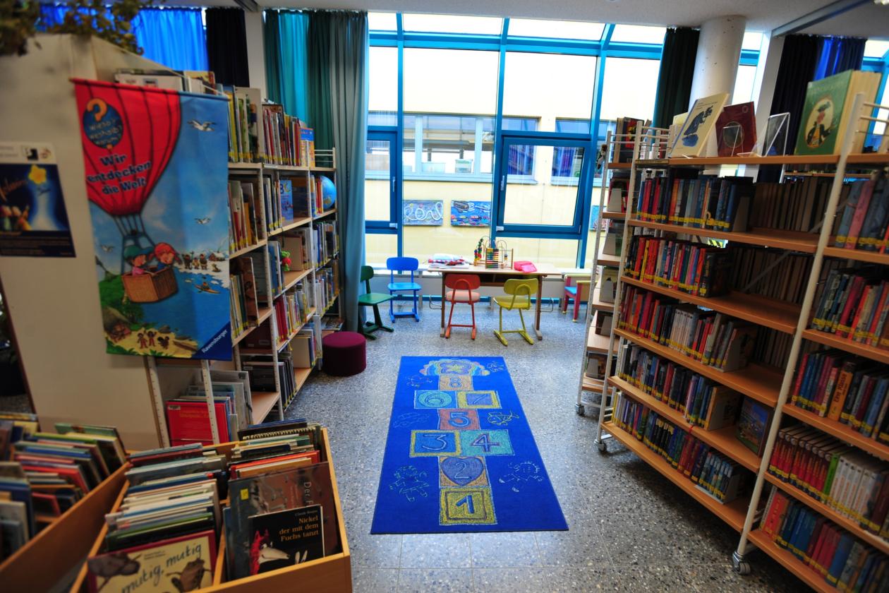 Bücherregale und Tröge für Kinderbücher