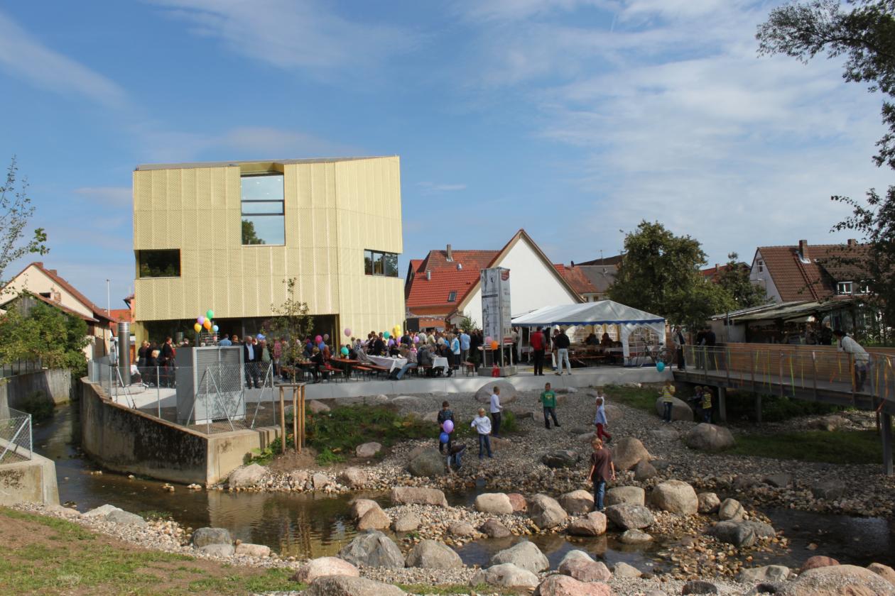 ein Fest zur Einweihung der Bücherei, viele Gäste befinden sich im Außenbereich