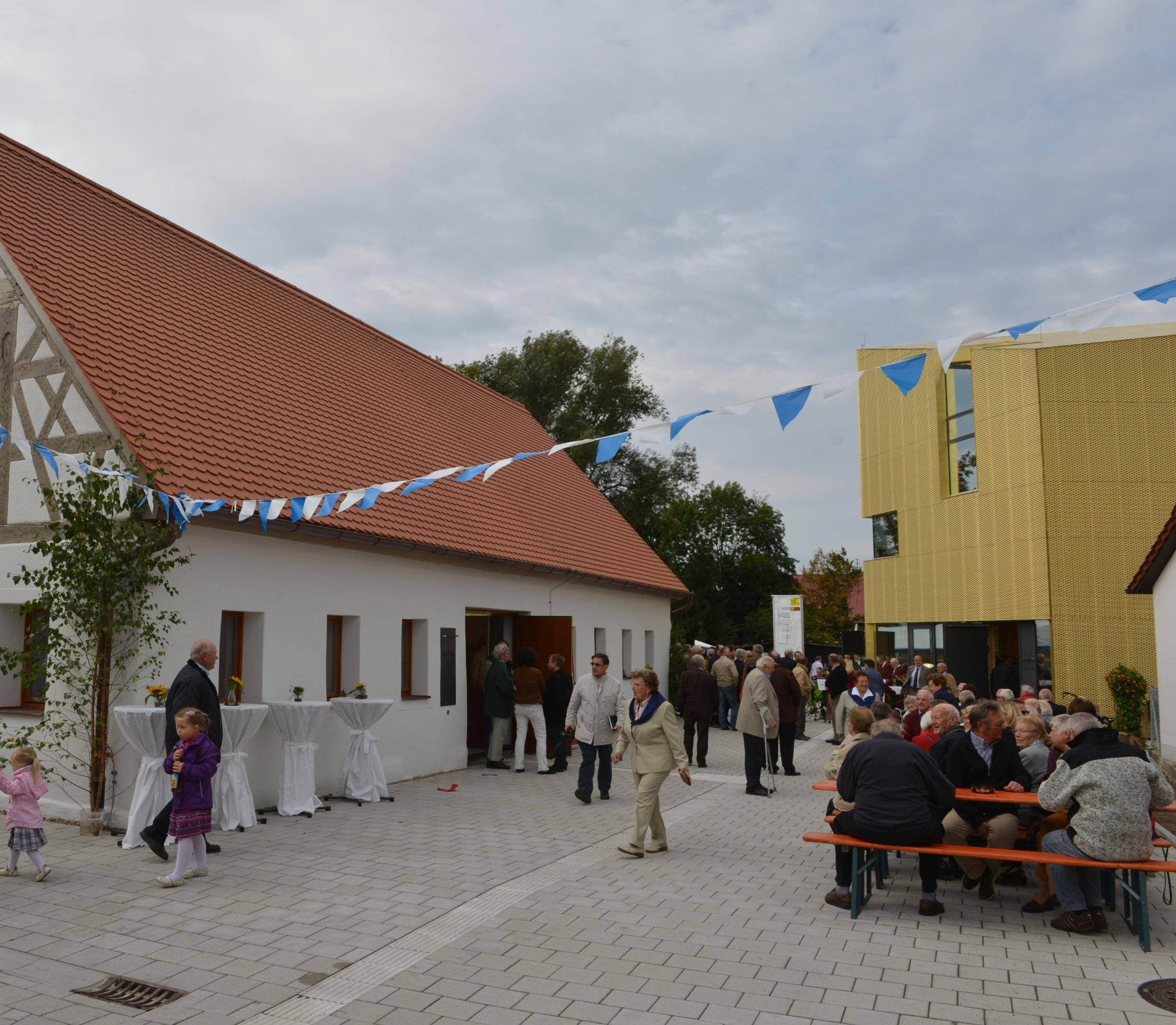 Bücherei und Bürgerhaus zur Einweihung 2012