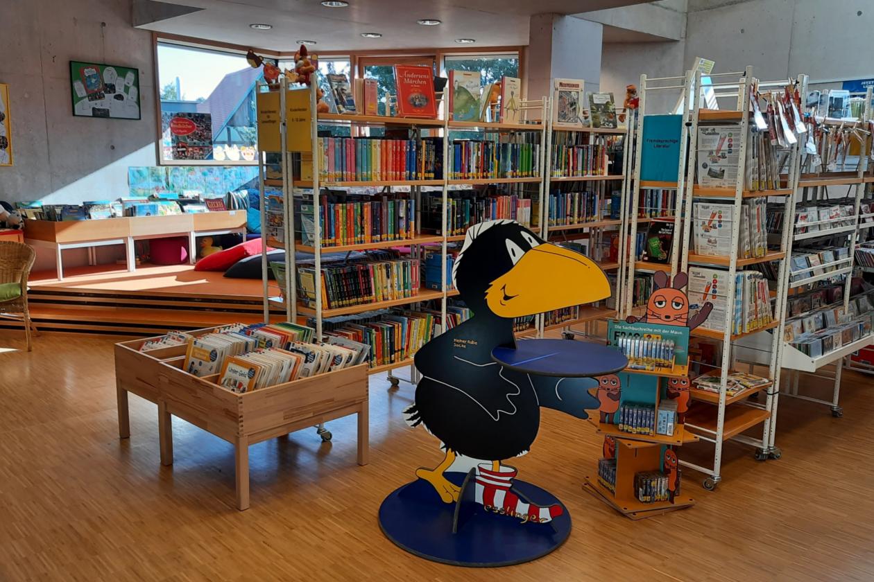 Kinderbereich mit Bücherregalen und Aufsteller Leserabe