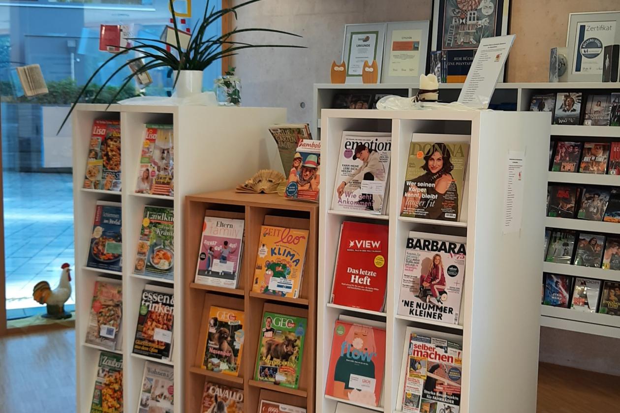 Regale mit Zeitschriften
