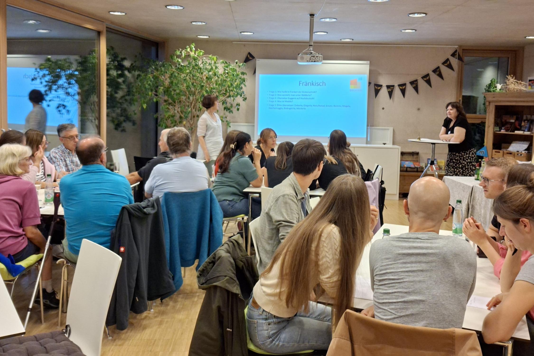 Teams sitzen in der Bücherei und beantworten verschiedene Fragen