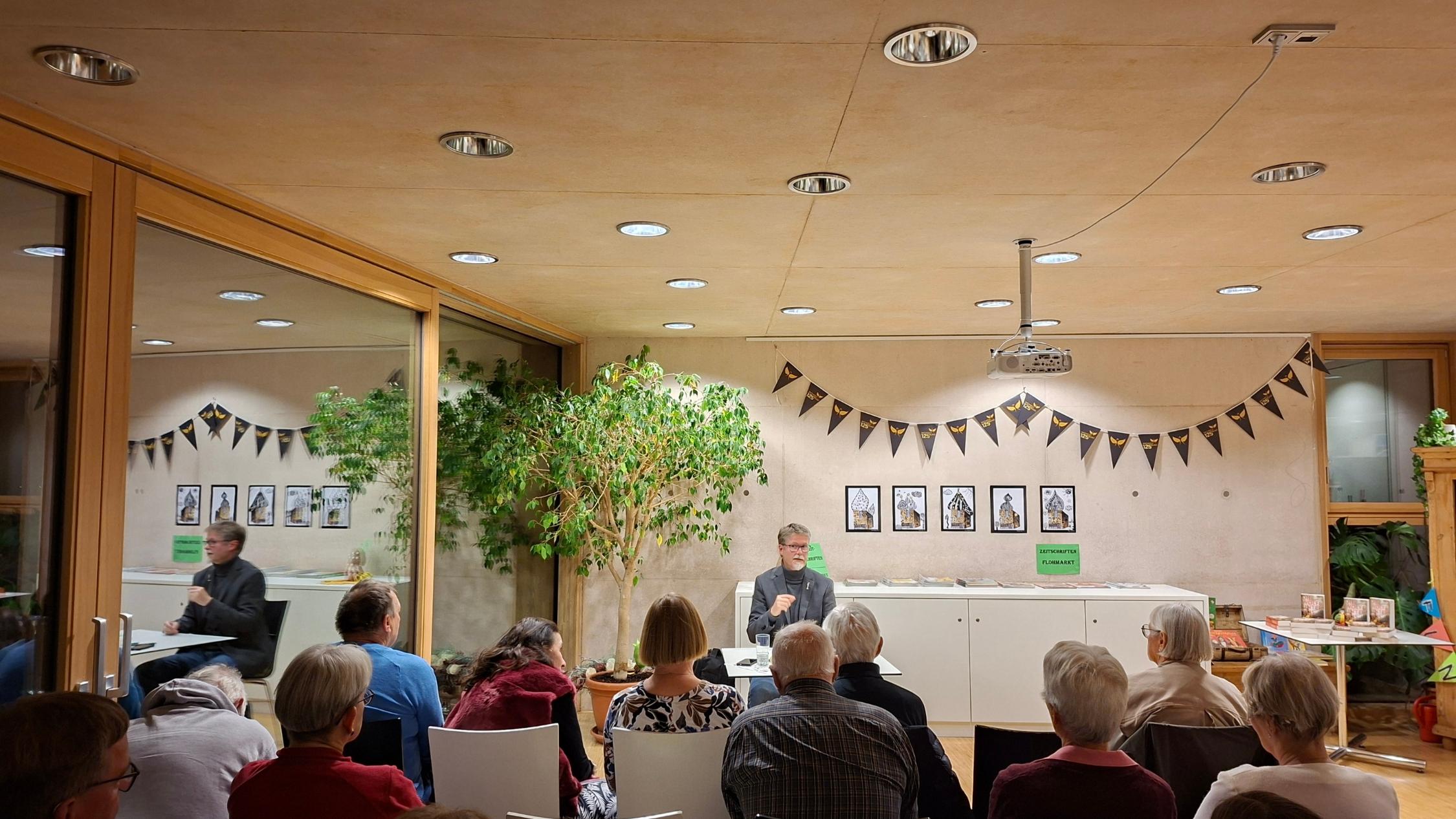 Tim Sünderhauf liest vor Publikum