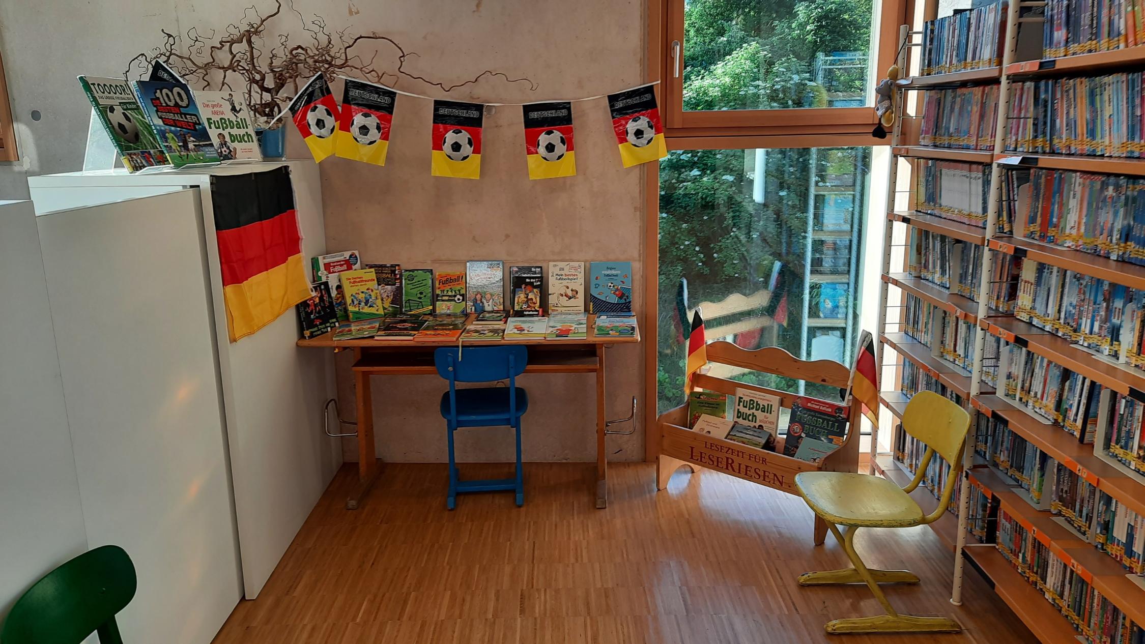 ein Tisch mit Kinderbüchern zum Thema Fussball