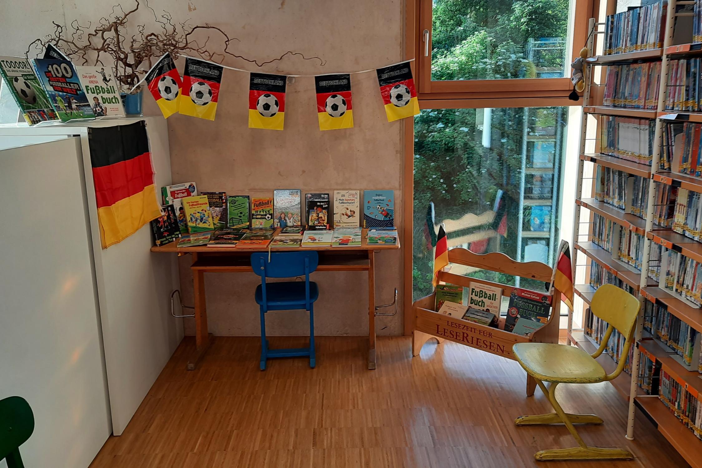 ein Tisch mit Kinderbüchern zum Thema Fussball