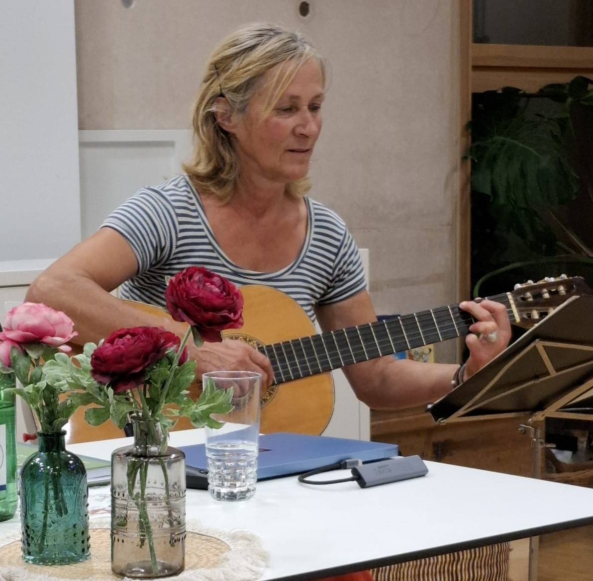 Frau Neff spielt Gitarre und singt