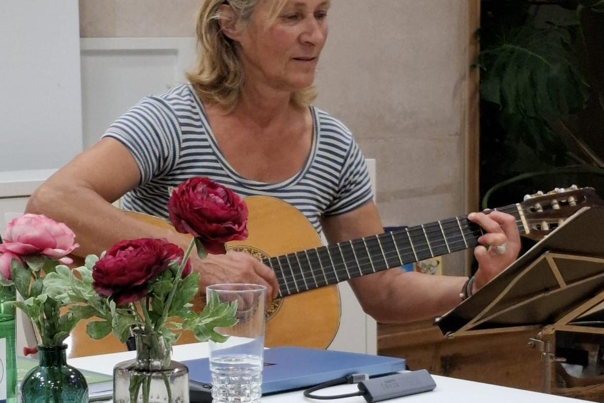 Frau Neff spielt Gitarre und singt