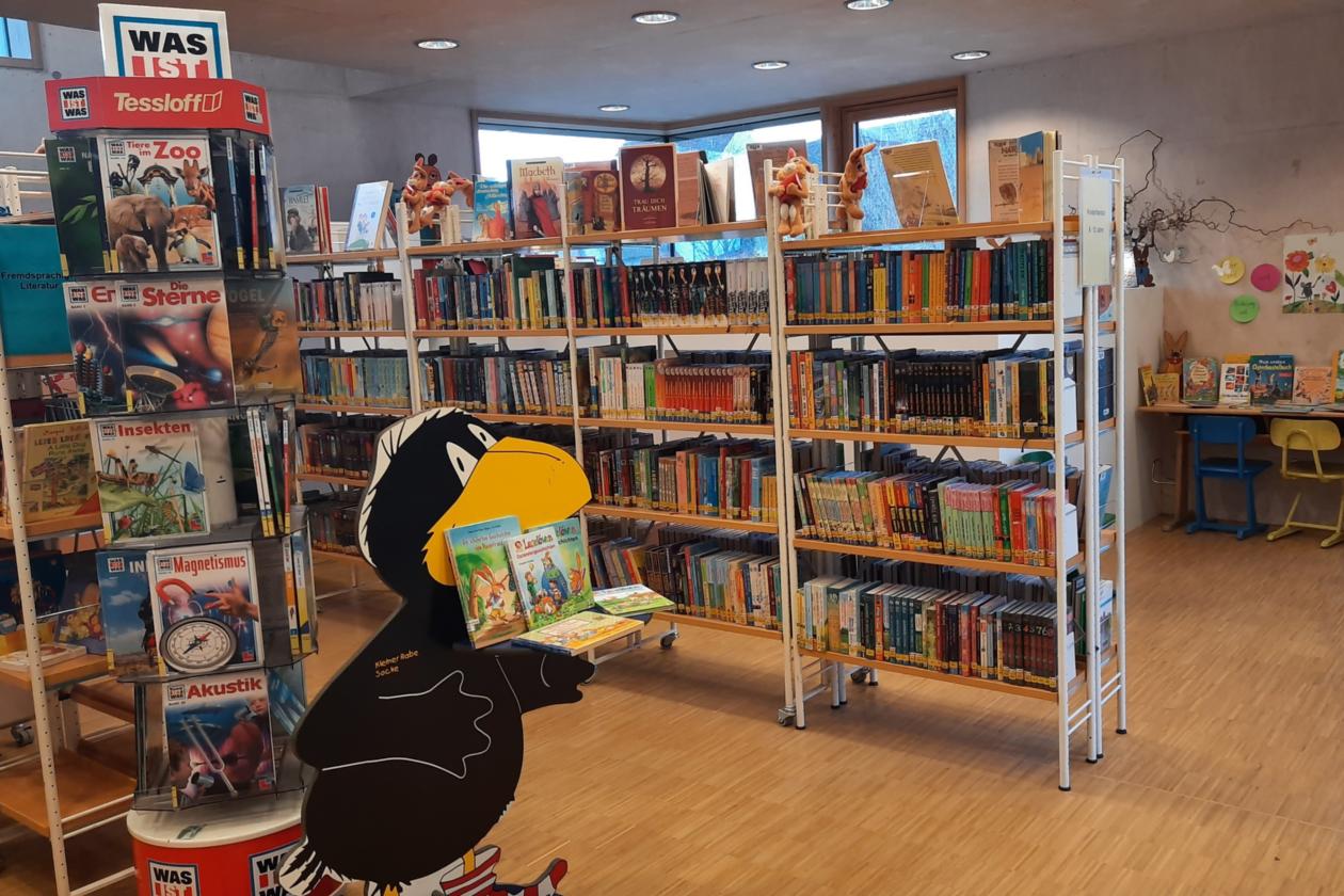 Blick auf Bücherregale für Kinder und Leserabe