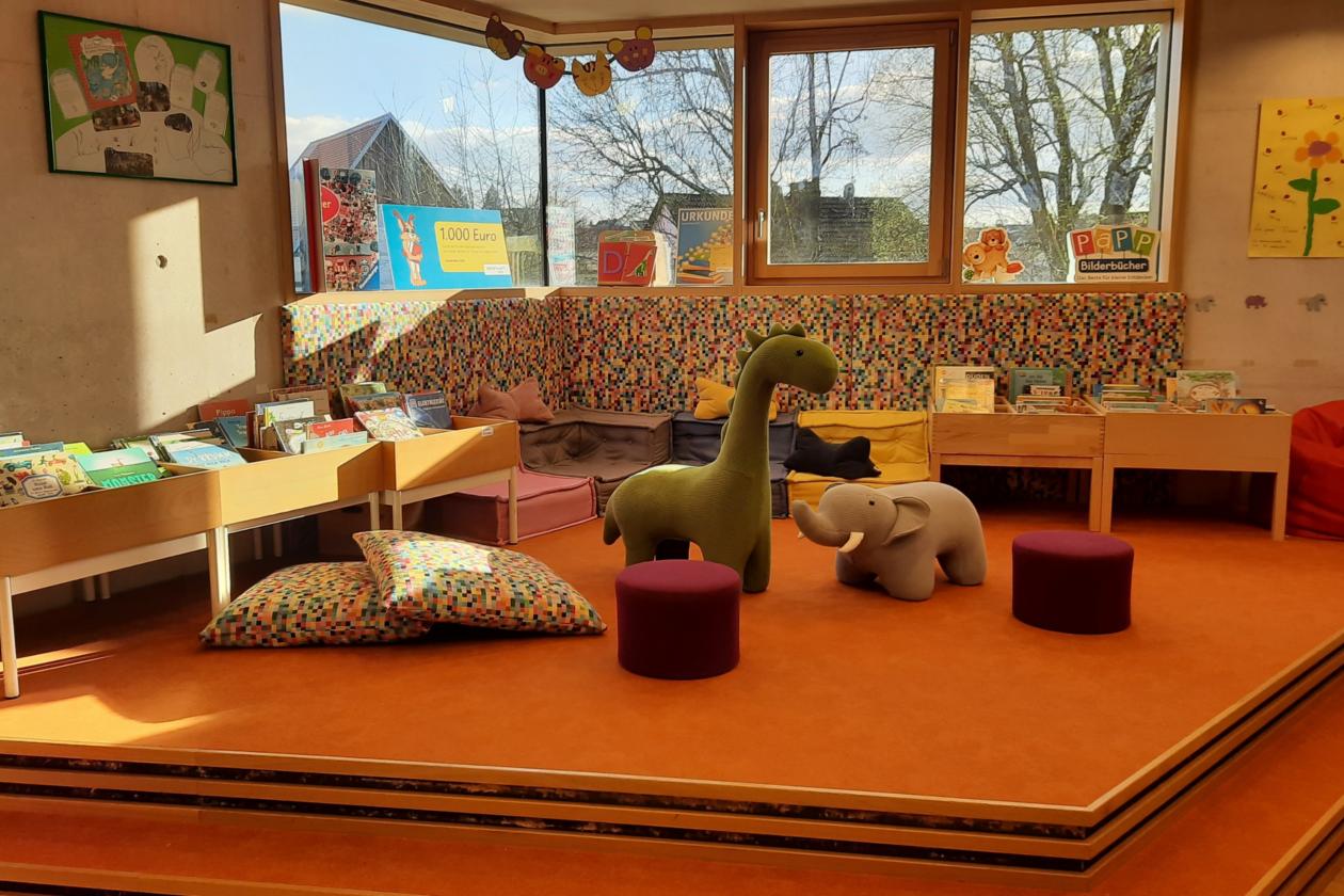 Kinderbereich mit Stofftieren und Sitzmöglichkeiten